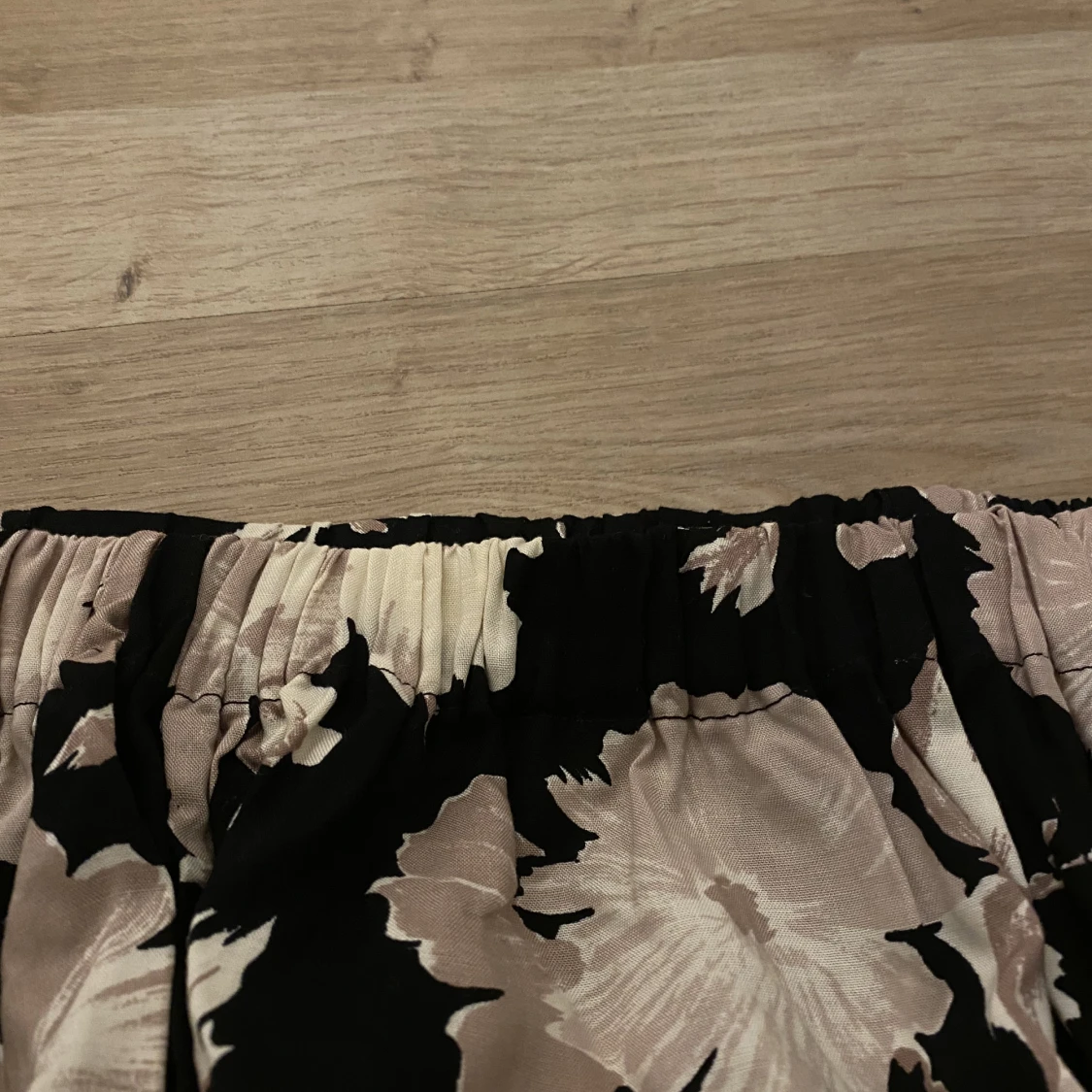 Blommig långkjol!  Med en liten slits  - 91