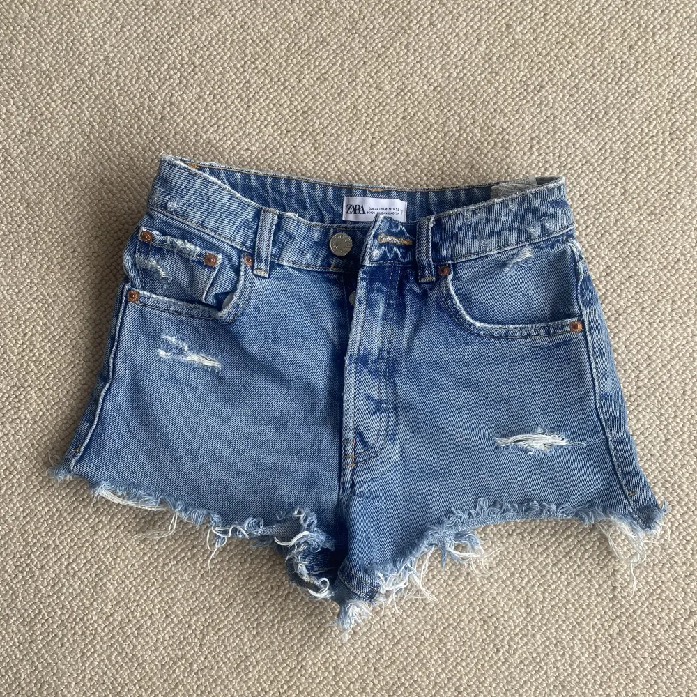 Jeans shorts från Zara i superskick. Stl 32 och knappt använda. . Shorts.