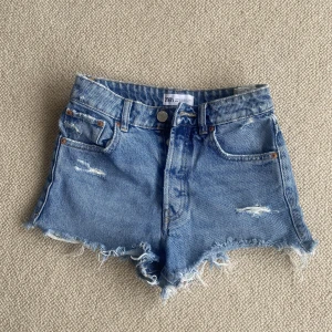 Jeans shorts  - Jeans shorts från Zara i superskick. Stl 32 och knappt använda. 
