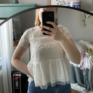 Vacker blus med brodyr - Underbar blus från Zara. Vackra broderade blommor. 