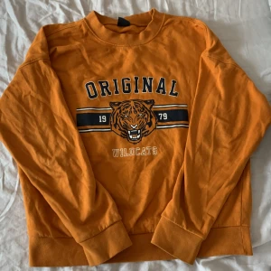 Tjocktröja - En orange tjocktröja