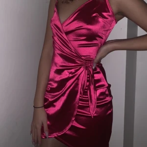 Rosa klänning - Säljer pga för liten, använd två gånger