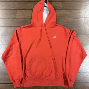 Champion röd Hoodie  - Snygg vintage Champion Hoodie i storlek L! Bara att skriva om du undrar över något🙏