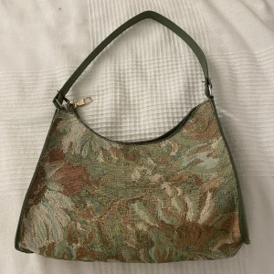 Liten väska - Liten väska från shein knappt använd och har endast ett stort fack 