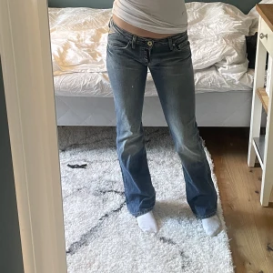 Lågmidjade jeans - Snygga lågmidjade jeans som inte kommer till andvändning🤍innerbenslängden: 79cm, midjan: 40cm☺️Frakt tillkommer 