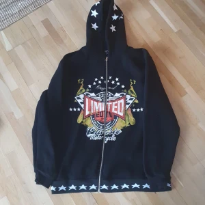Zip hoodie - Sitter baggy, använd fåtal ggr 