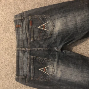 Lågmidjade jeans  - Ett par jätte snygga lågmidjade jeans med bootcut! Även med ert  tryck på bakfickorna. Säljer pågrund av för stora för mig 🫶 om ni har några frågor? Fråga! Osäker på storlek!  Men fråga!🫶