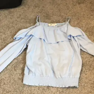 En tröja från H&M st 146 10-11 år baby blå väldigt tunn.