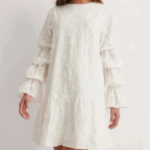 Studentklänning  - Säljer denna studentklänningen! Helt oanvänd o h ursprungligen från NA-KD🌸 