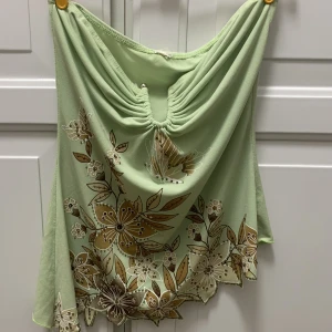 Bandeau topp - Jättefin grön bandeau topp med detaljer. Använd men i mycket bra skick