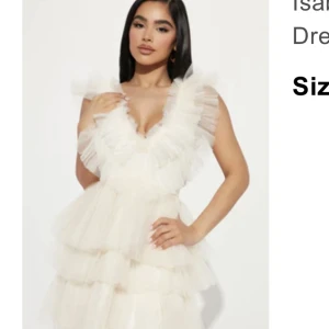 Vit klänning - Gräddvit klänning som passar perfekt till studenten eller sommaravslutning. Säljer pga förstor.  Vid intresse för fler bilder, skicka i dm.  Frakt ingår i priset. Köpt för 800kr