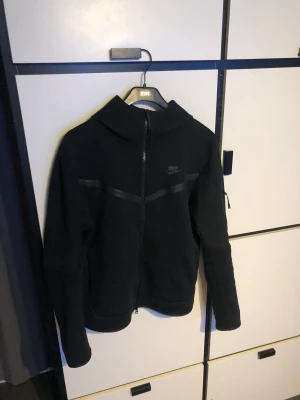 Nike Tech - Svart - Nike tech , svart. Använd ett par gånger men är i samma skick som ny. Säljer p.g.a storlek. Kan bevisas med kvitto. Priset kan diskuteras! 😁