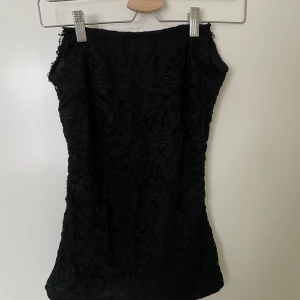 Bandeau från gina - Var från början en tröja men klippte den till en bandeautopp:) är superfin och sitter bra, är inte croppad🙏