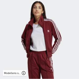 Adidas hoodie i vinröd färg, svår att se rätt färg men andra bilden visar bättre 