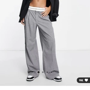 Kostymbyxor Bershka - St 32 men oversized passform. Från Bershka, nypris 519, säljer för 150 + frakt🌸 