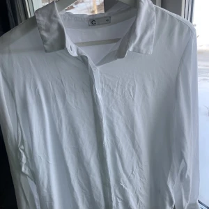 Skjorta  - Mycket bra skick, använd 2-3 gånger! Väldigt fin om man vill ha en oversized skjorta till sommaren pågrund av det tunna materialet. Har även en till i storlek 46! 