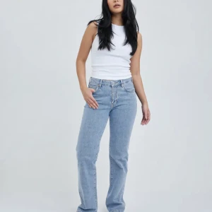 Bik bok low straight 550 jeans  - Säljer dessa jätte fina lågmidjade jeansen från Bik bok för att de är för stora. Det är aldrig använda och bara ligger och skräpar i min garderob😄 hör av er om ni vill ha fler bilder! Pris kan diskuteras, köpt för 699 kr.