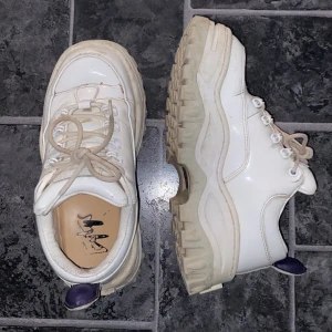 Eytys - Vita eytys! Står ingen storlek på dom men jag har storlek 38 och dom passar mig! Flitigt använda