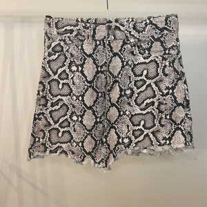 Jeanskjol från Zara - Sååå snygg ormmönstrad jeanskjol från Zara i storlek S.  Fint använt skick utan anmärkningar!