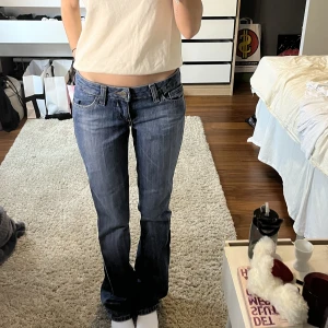 Lågmidjadebootcutjeans  - Super snygga lågmidjade bootcut jeans ! Nyskick 💕jag är 168 och har långa ben💕Innerbenslängden är 86cm! Och min midja är 77 cm och de passar mig i midjan 