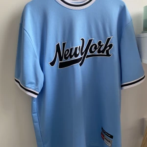 Oversized T-shirt  - Oversized blå T-shirt i herrstorlek M, använd enstaka gånger men i bra skick💕 Frakt tillkommer 