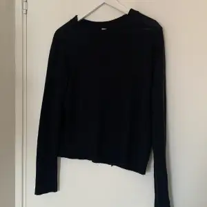 En vanlig svart stickad tröja från H&M i storlek S och i väldigt bra skick! Säljer för 90kr + frakt! Skriv privat om ni önskar fler bilder 🥰💕
