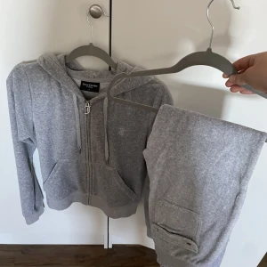 Juicy set - Ljusgrå Juciy set storlek S Använt ca 3 gånger Jättefint vill sälja pga används ej