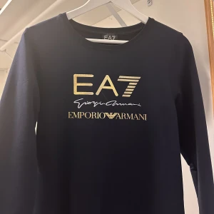 Armani tröja  - Funkar för både tjej och kille. Aldrig använd fick som present men var fel storlek. Strl L men kan även passa S och M bra 