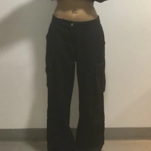 Cargo byxor - Cargo byxor helt nya bara använt en gång, i storlek 27 lågmidjade och har många fickor