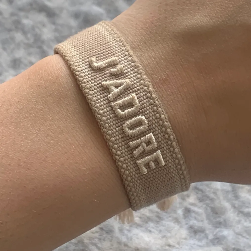 Superfint armband i tyg med texten ”j’adore”💘   Onesize, Är justerbar! . Accessoarer.