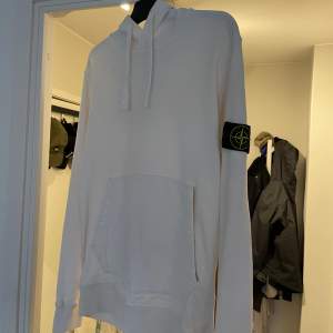 Stone island hoodie Size: L, fits M/L Cond: 8/10 sparsamt använd/tvättad.