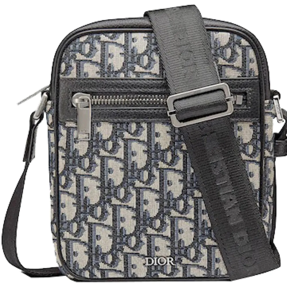 Söker en bra kopia av Dior Messenger bag för män/unisex. Kan vara olika modeller om du har och färg.  Villig att betala bra beroende på hur bra kopia och skick!. Väskor.