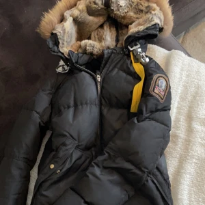 Parajumper longbear - Behöver du en jacka till vintern? Köp redan nu för 1400. Äkta parajumper longbear storlek S  Har tyvärr inget kvitto kvar och man kan ej se QR koden i jackan då lapparna är så slitna. Därav jag säljer den så billigt.