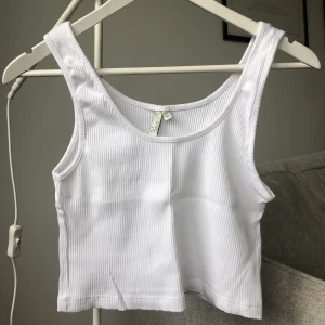 Crop top - Oanvänd crop top från Nelly i stl M.