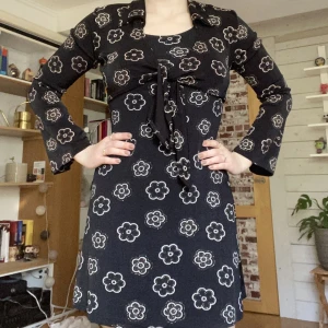 Vintage set  - Så vacker och härligt vintage set, stretchigt material. Säljer båda delarna tillsammans och ej separerat! 