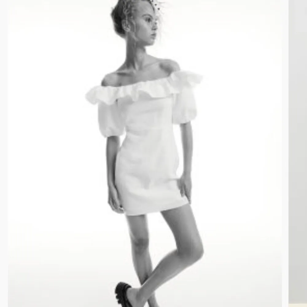 Supersöt klänning från H&M i storlek M. Den är använd 2 gånger och därför i perfekt skick❤️Passar även bra till studenten☺️. Klänningar.