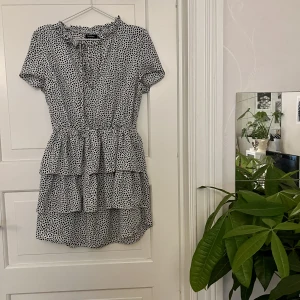 Prickig klänning med volang🤍 - Prickig klänning med volanger. Från Boohoo, storlek 38. Använd en gång. Kan mötas i Göteborg eller skicka, köparen står för frakt.