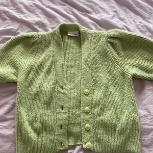 Stickad kofta  - Grön stickad kofta från Monki. Använt skick