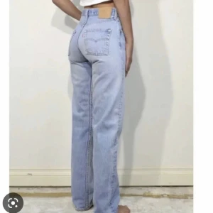 Levis 501 jeans  - Levis jeans i modellen 501 Jag är 163 cm och dom sitter bra på mig i längden. Säljer pga dom är lite för små för mig i midjan vilket gör att dom inte kommit till användning. Aldrig använda 