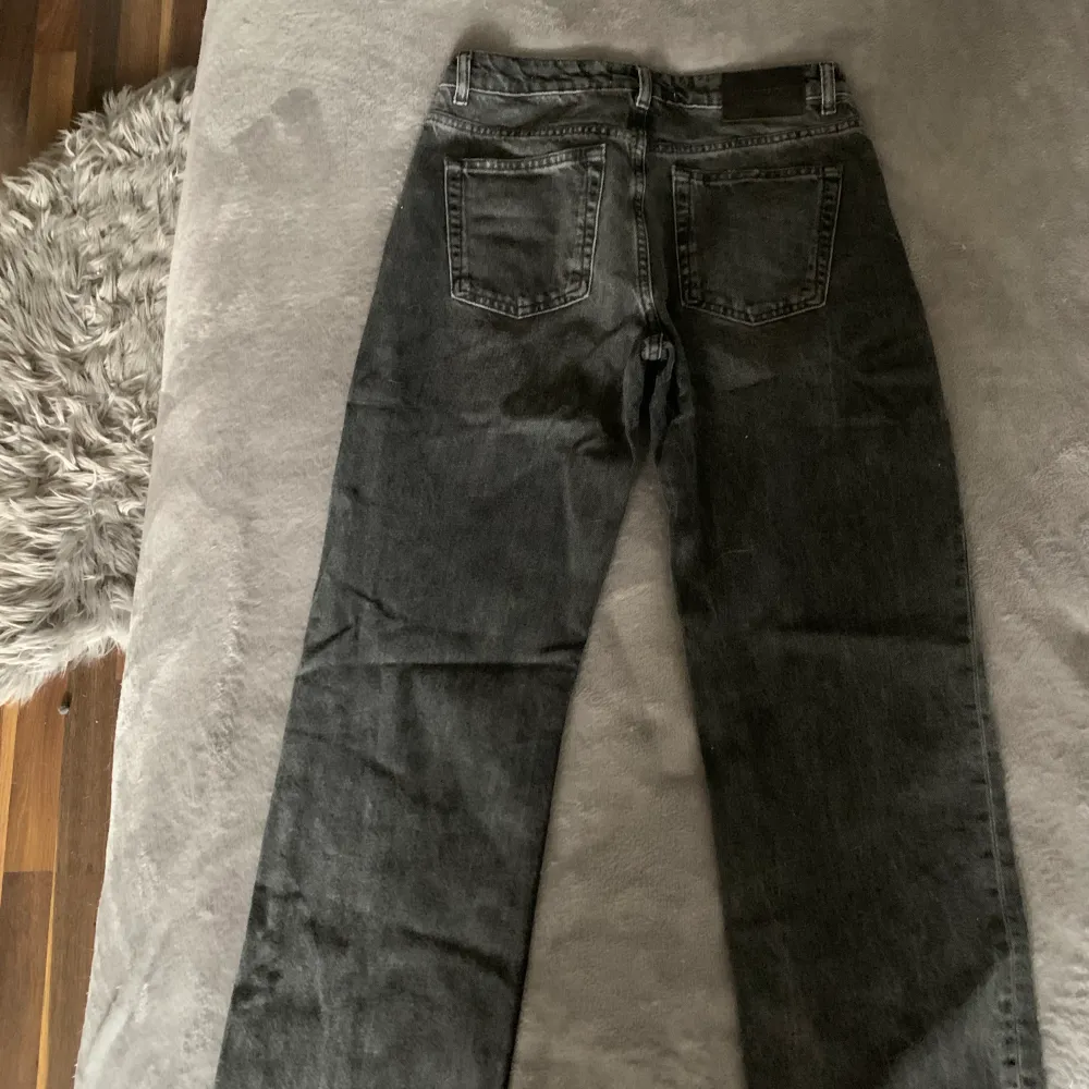 Trendiga midwaist straight jeans från zara.⭐️. Jeans & Byxor.