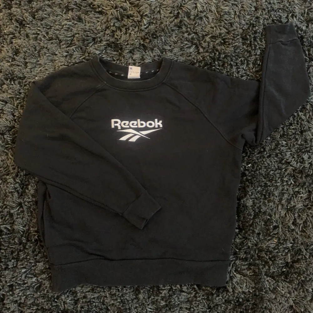 Svart Reebok tröja! Storleken är M men passar mer som Small. Diskreta fickor på sidorna. Helt ok skick 🤠Köparen står för frakten! 🚚. Hoodies.