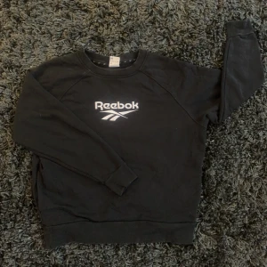 REEBOK TRÖJA - Svart Reebok tröja! Storleken är M men passar mer som Small. Diskreta fickor på sidorna. Helt ok skick 🤠Köparen står för frakten! 🚚