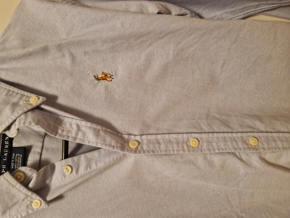 Fin ralph lauren skjorta, köpt i ralph laurens butik i USA.  Storlek 4 (34-36). Skjortor.