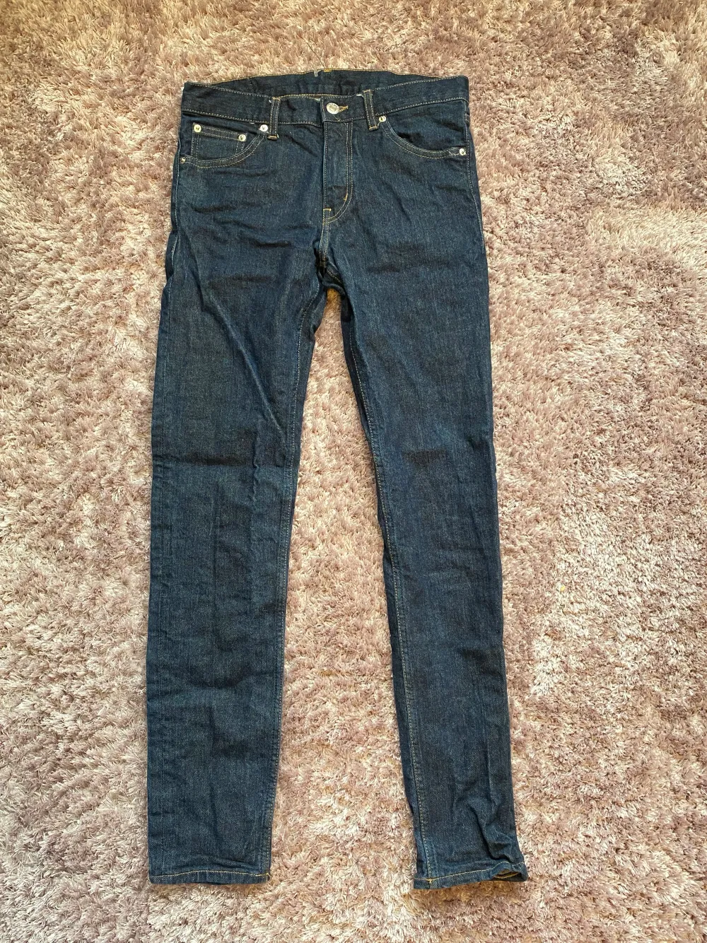 Mörkblåa vintage mid/lowrise jeans från MTWTFSS WEEKDAY. Storlek W29 L32. Jeans & Byxor.