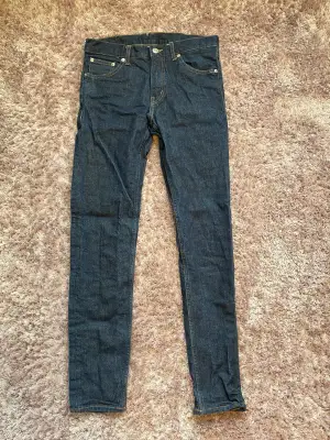 Mörkblåa vintage mid/lowrise jeans från MTWTFSS WEEKDAY. Storlek W29 L32