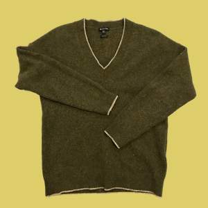 Light, warm and cozy regular fit sweater from Massimo Dutti in a beautiful golden dark green colour. In a great condition! Size is S, but feels oversized, so will be good for M and even L :) 