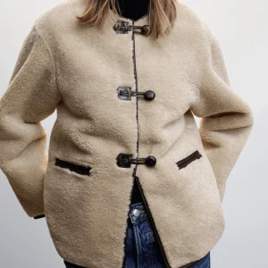 Mango jacka  - Intressekoll på min Mango jacka. Slutsåld och svår att få tag i. Den är helt ny med lappar kvar 💘