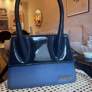 Jacquemus - Jacquemus väska i Grand chiquito i färgen Shaded blue. Dustbag finns. Köpt på Jacquemus hemsida år 2020. 💙Färgen säljes inte längre hos Jacquemus. 💙Säljer för 5800 men kan gå ner i pris vid snabb affär. Väskan är använd men i fint skick.