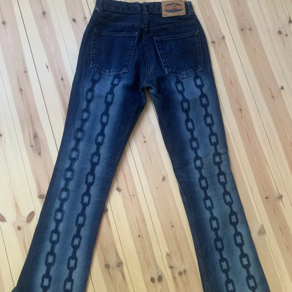 Så coola vintage jeans. Knappen högst upp är av men fixar innan jag säljer!💙 MÅTT— Midja: 31 Innerben: 75 Måtten är på ett ungefär gör så gott jag kan:) Köp gärna direkt!🌷. Jeans & Byxor.