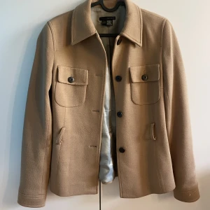 Beige Skjortjacka - En beige skjortjacka från Zara Tyvärr följer inte bandet med till, Storlek 38 men skulle säga att den passar en 36 också